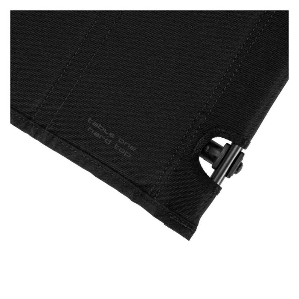 Helinox Table One Hard Top Blackout Edition detailopname van de zwarte hoek met productlogo opdruk